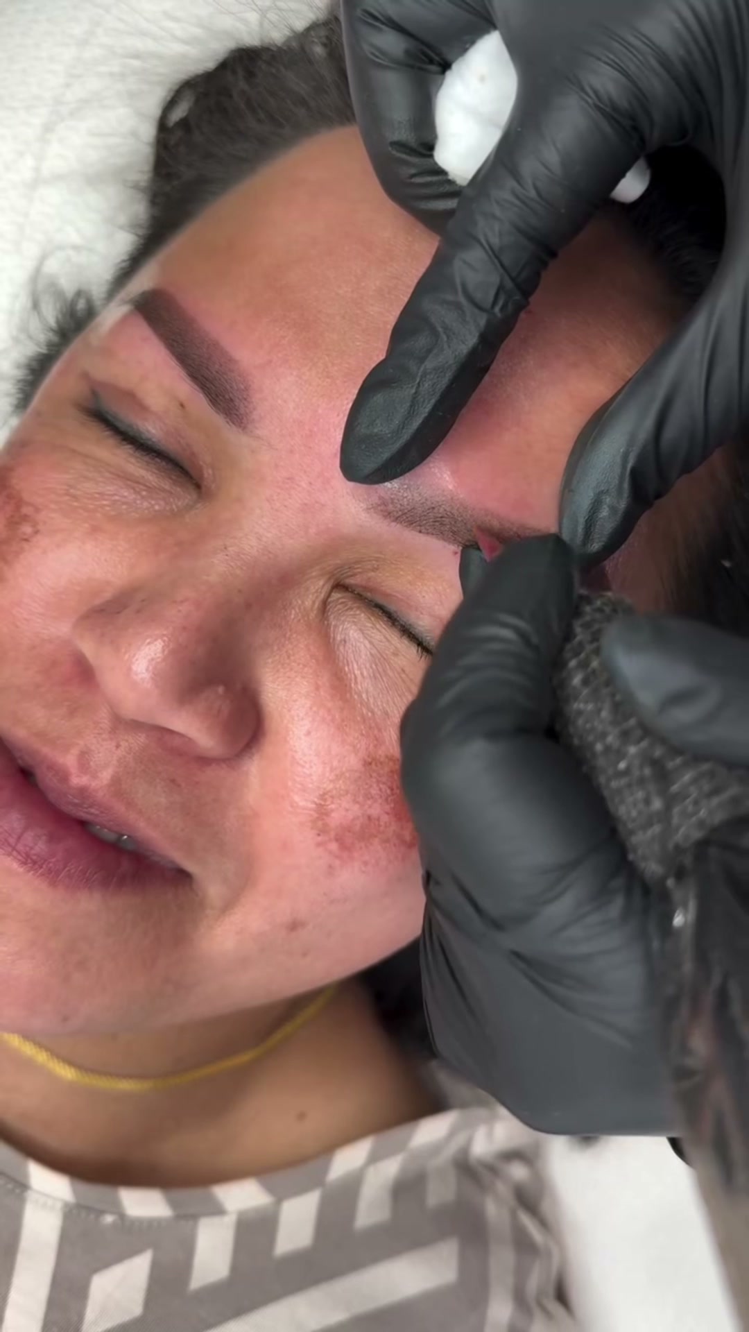 Nanobrows, precision brynbehandling, naturligt resultat